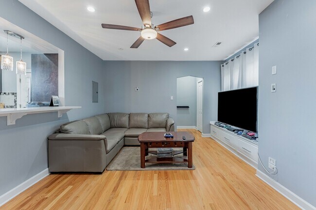 Building Photo - 5717 N Kimball Ave