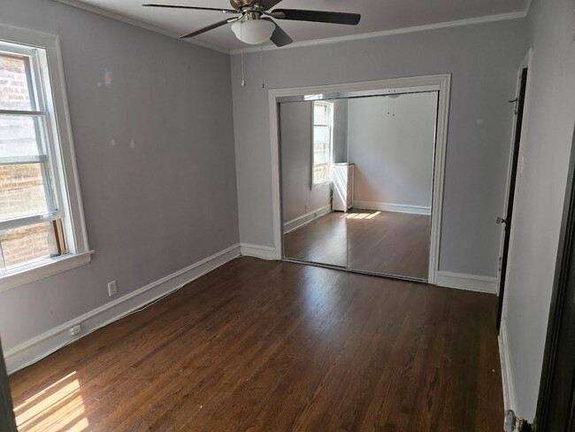 Primer dormitorio con puertas de armario con espejo y organizador - 6621 N Campbell Ave