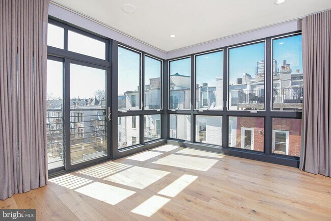 Building Photo - 1012 Harvard St NW