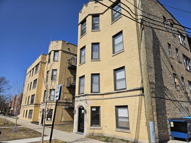 Exterior2 - 2816 W Arthur Ave
