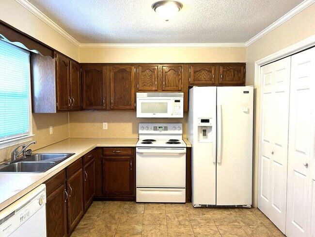 Building Photo - 2 Bedroom 1 Bath Ground Level Condo