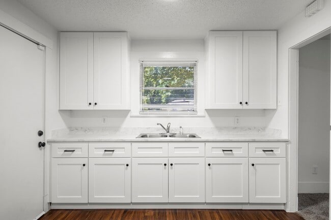 Building Photo - 904 Mansfield St