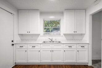 Building Photo - 904 Mansfield St