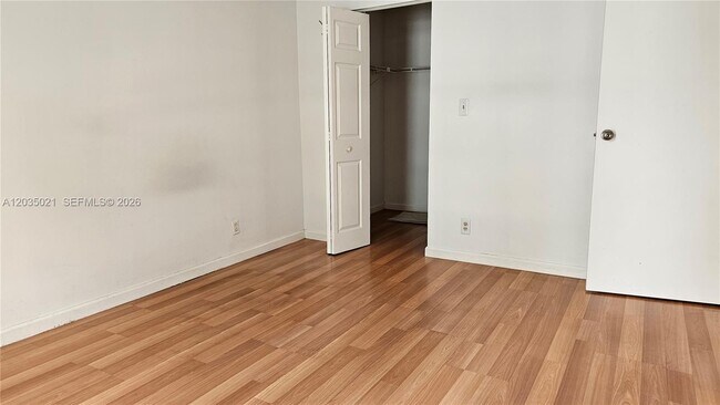 Foto del edificio - 16909 N Bay Rd