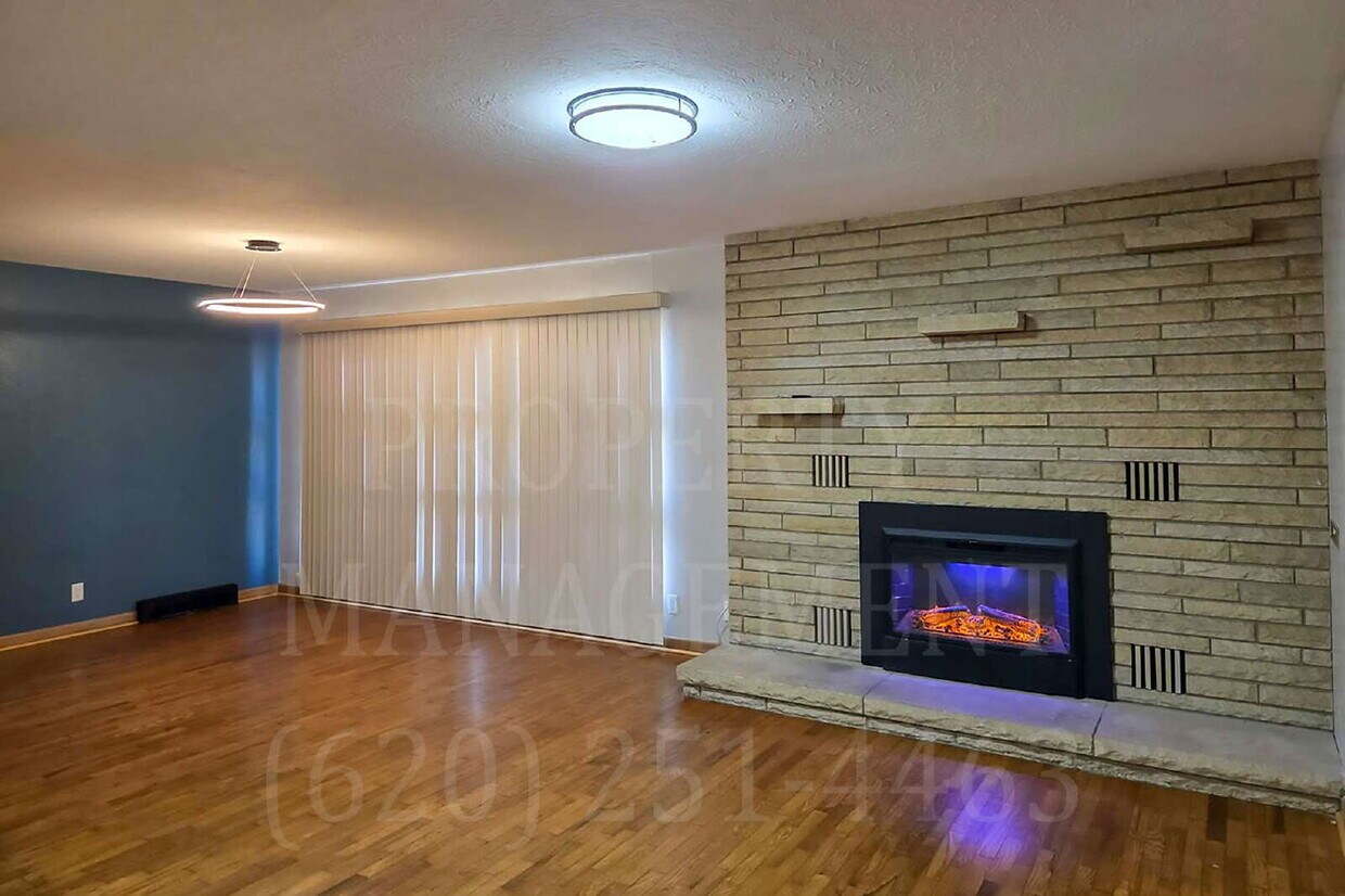 Foto del edificio - Spacious 3-Bedroom, 1.5-Bathroom Home with Den