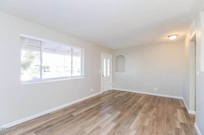 Foto del edificio - 2221 E Alpine Ave