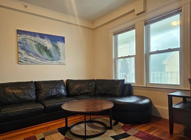 Foto del edificio - 183 Rindge Ave