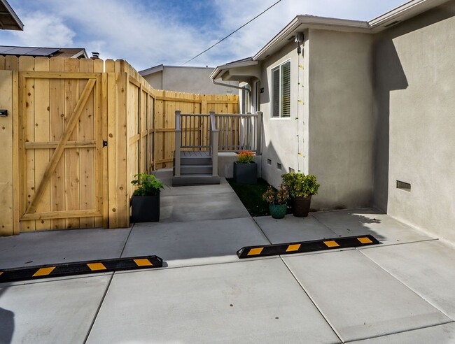 Foto del edificio - Beautiful detached 2/1 in North Park!  Pri...