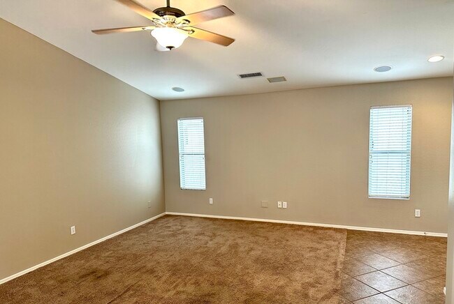 Foto del edificio - Nicely updated 4 bedroom single level home...