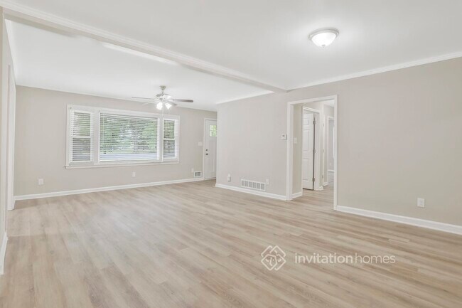 Building Photo - 692 Barnes Dr
