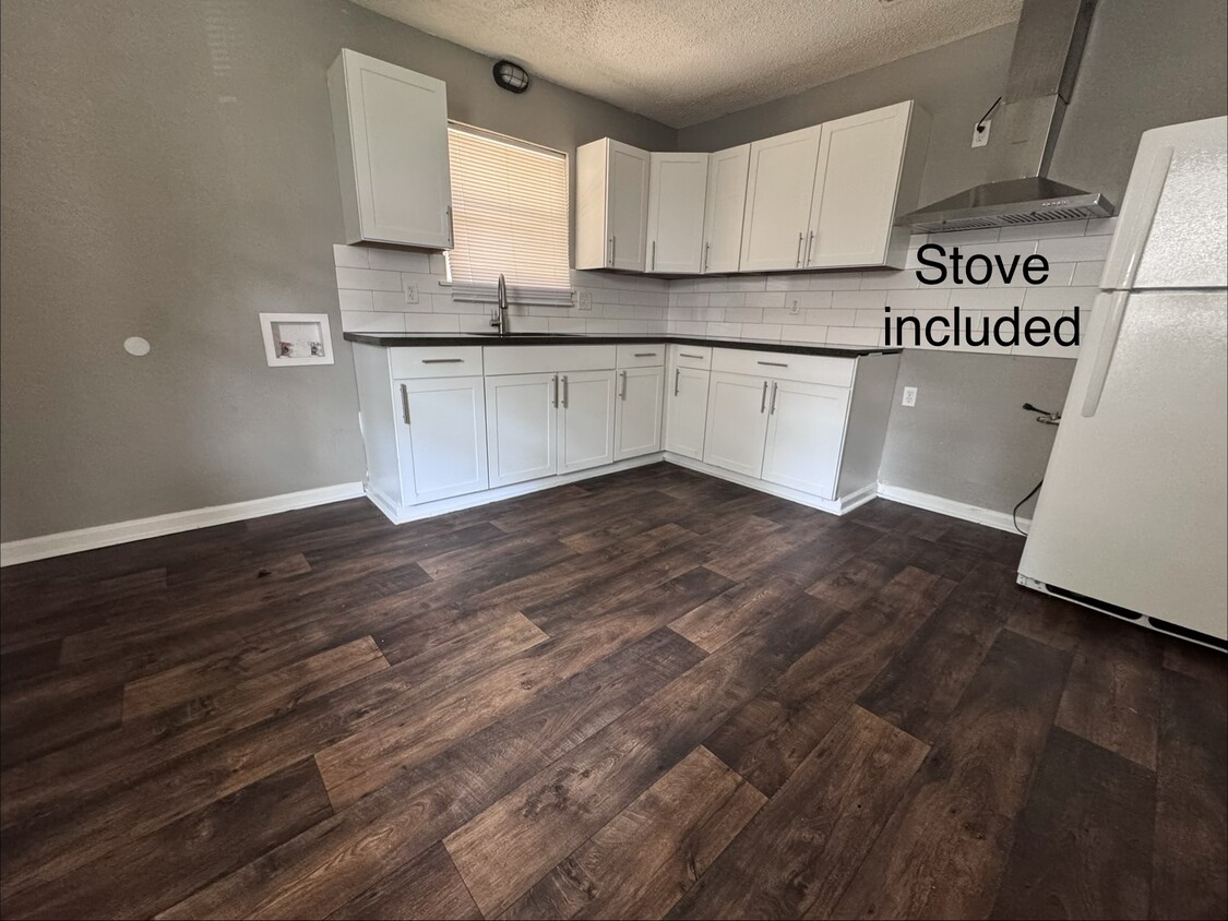 Building Photo - 1305 W 48th St