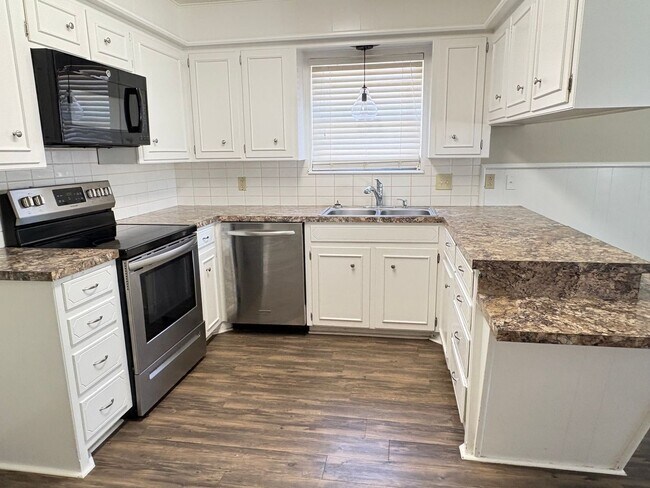 Foto del edificio - 4 Bed 2 Bath Remodeled Home in Miller Elementary Zone with Solar Panels