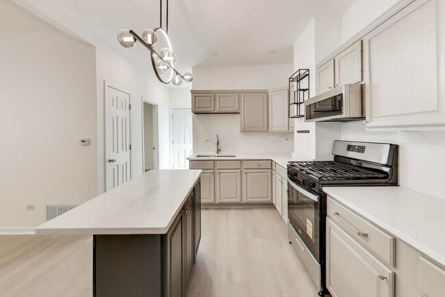 Building Photo - 912 N Ashland Ave