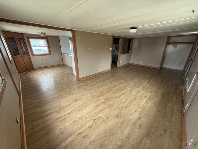 Building Photo - 477 Maple St