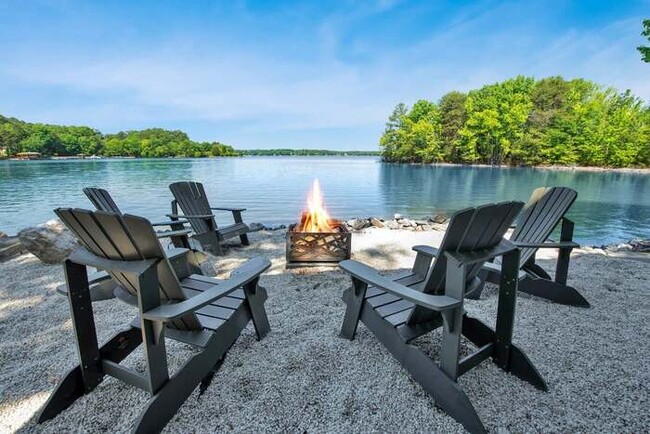 Building Photo - Lake Norman Hideaway
