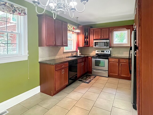 Kitchen - 108 Manchester Ave
