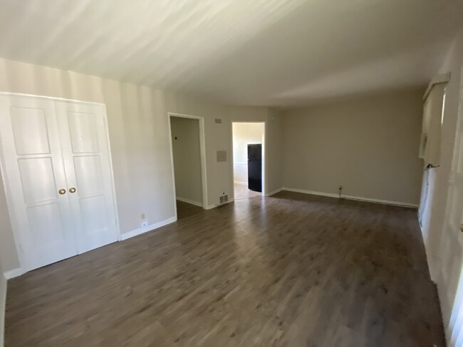 Área de estar con piso laminado - 1851 Riverside Drive