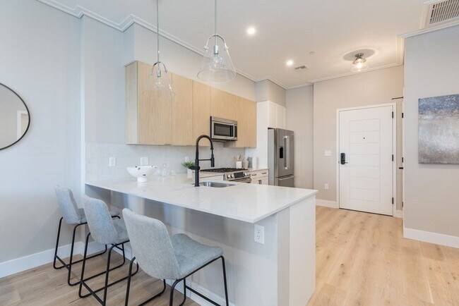 Foto del edificio - 1 bedroom den for 9/1 with garage parking!