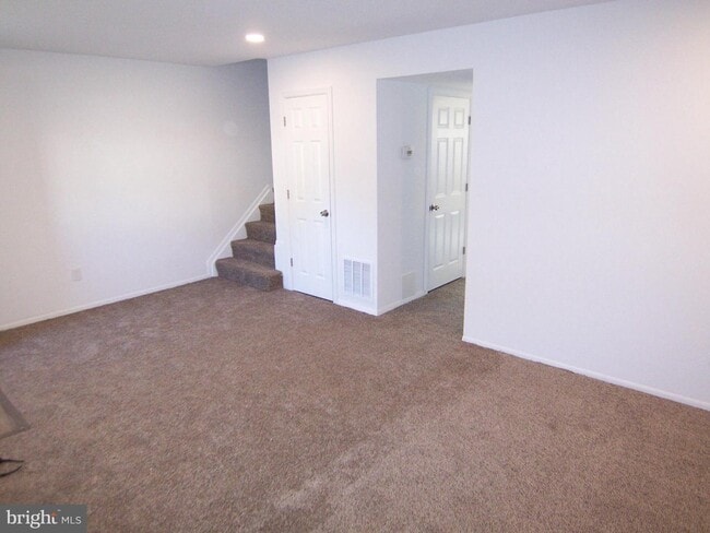 Building Photo - 668 Yorkshire Dr