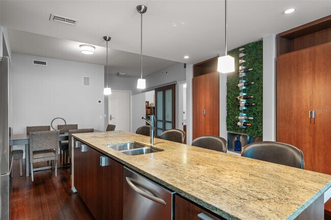 Foto del edificio - Modern 2 Bed/2 Bath Condo