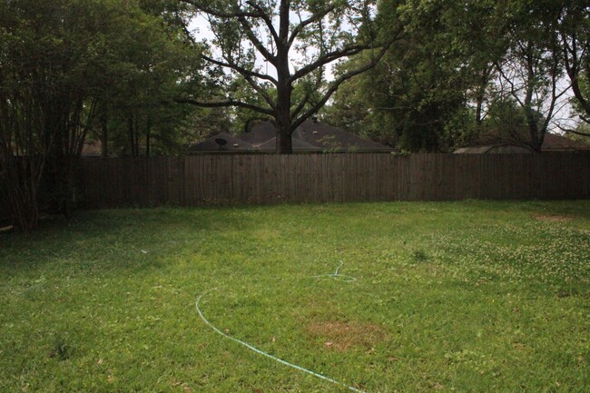 Building Photo - House: Forest Oaks