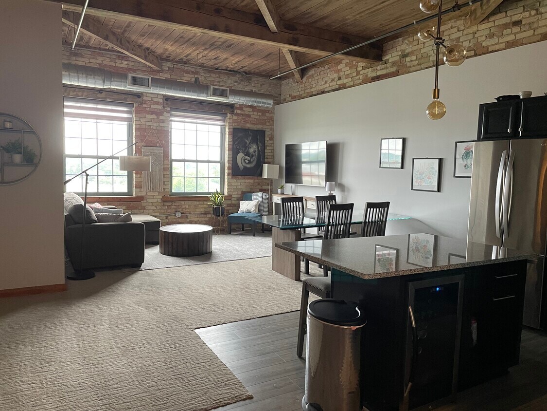 Foto principal - 940 Monroe Ave NW