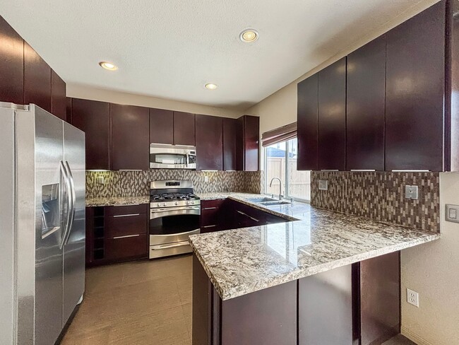 Building Photo - Beautiful 4BD/2.5BA House in Eastlake W/ O...