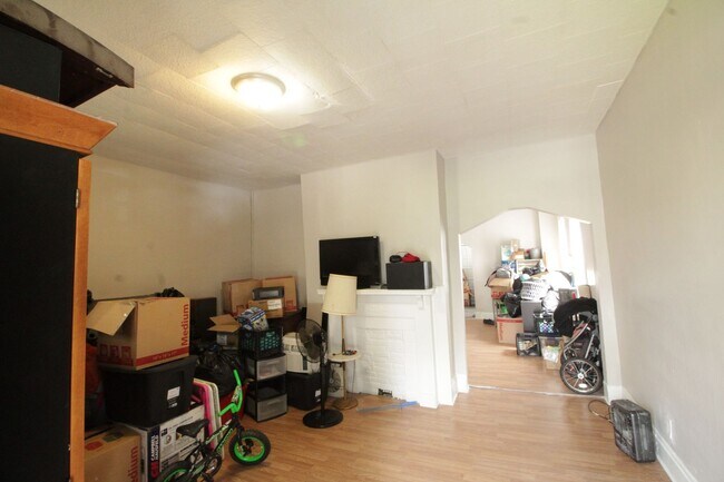 Building Photo - Updated 3 Bedroom 1.5bth Single Family