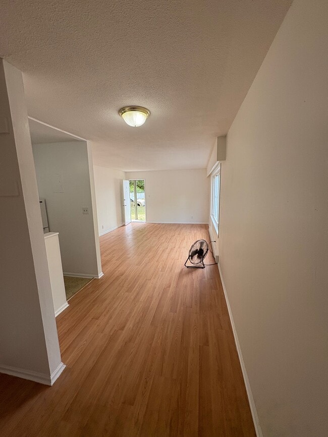 Photo du bâtiment - 1006 Tolmie Ave