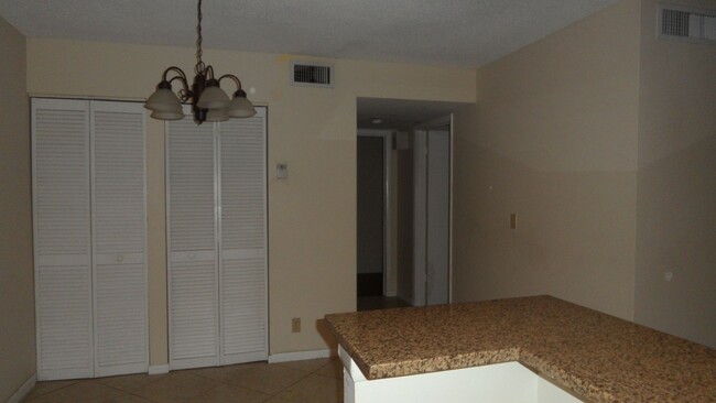 Building Photo - 2BED/2BATH