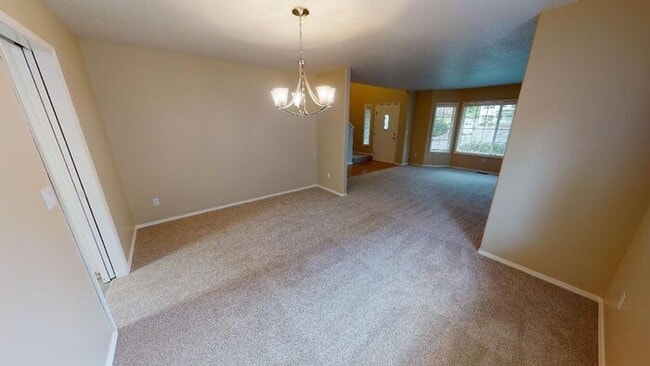 Building Photo - Summer Lake- 5 Bedrooms, Spacious Floorpla...