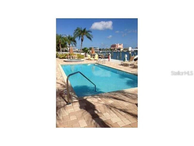 Foto del edificio - 692 Bayway Blvd