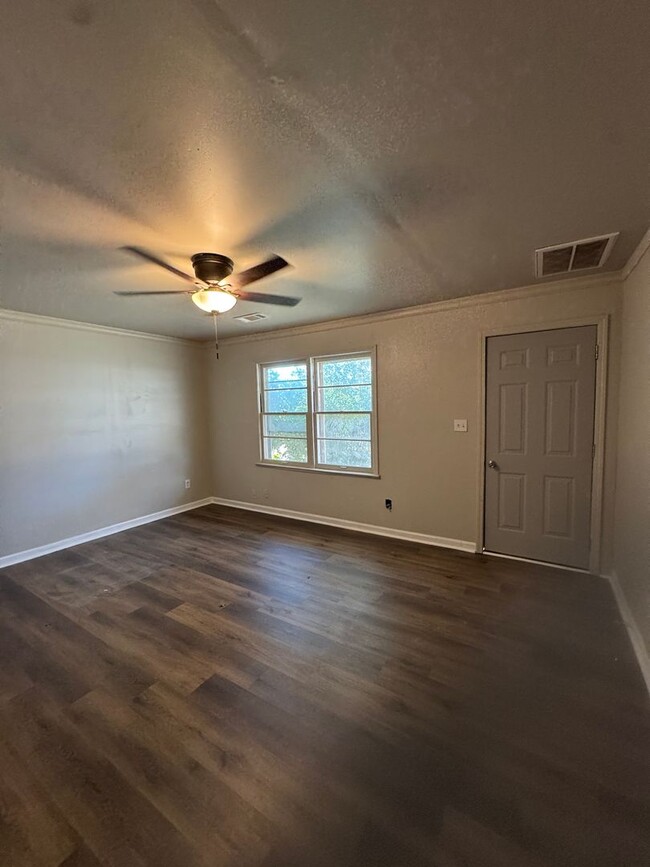 Building Photo - Newly updated 2 bed 1 bath