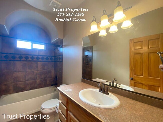 Building Photo - 3 br, 2 bath House - 943 Flora Vista