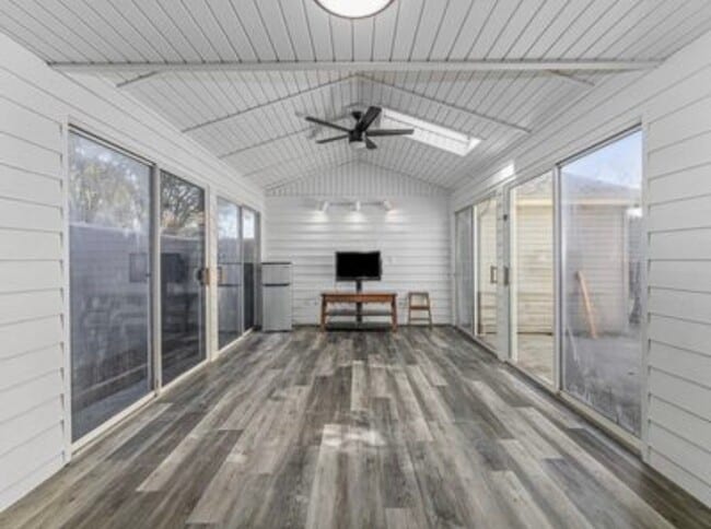 Building Photo - 400 Killarney Dr