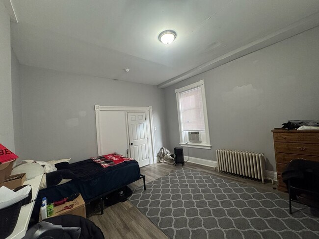 Foto del edificio - 7 bedroom/ 3bath Mins. from UC + Med Campu...