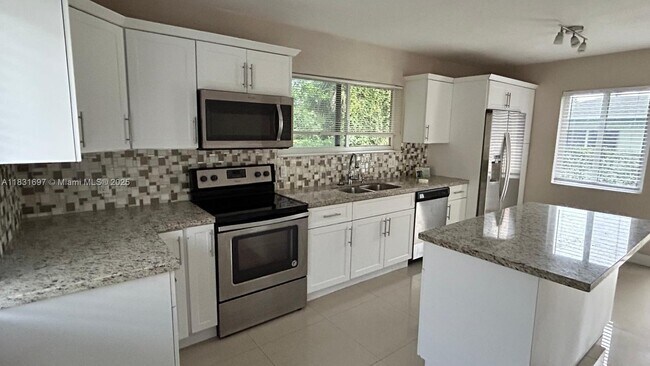 Foto del edificio - 2771 NW 11th Ct