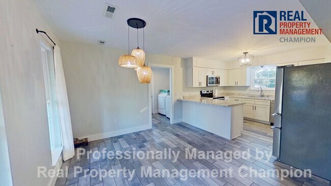 Foto del edificio - Beautifully Updated Home Featuring Fenced ...