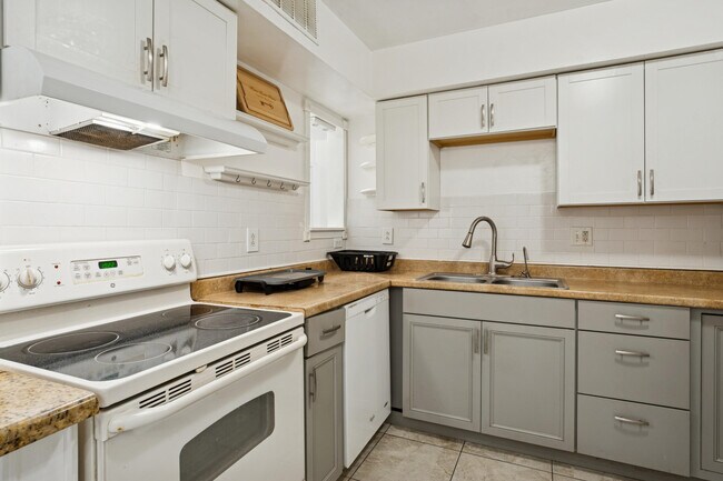 Foto del edificio - 9930 Pineapple Tree Dr