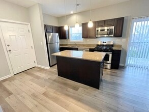 Building Photo - 811 E Main St