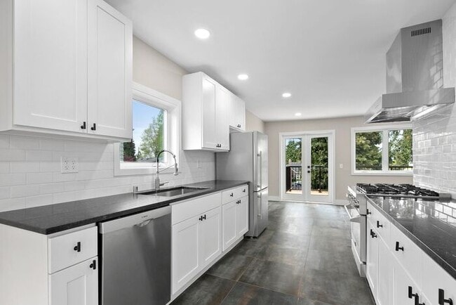 Building Photo - Gorgeous Remodeled West Seattle Craftsman w/ Air Conditioning