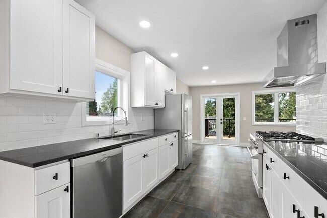 Foto del edificio - Gorgeous Remodeled West Seattle Craftsman w/ Air Conditioning