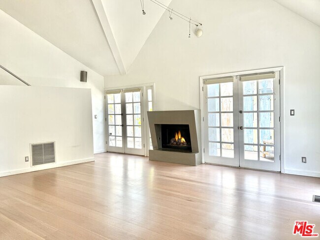 Foto del edificio - 1153 N Poinsettia Pl