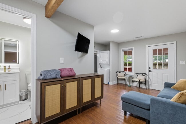 Building Photo - 250 Indale Ave