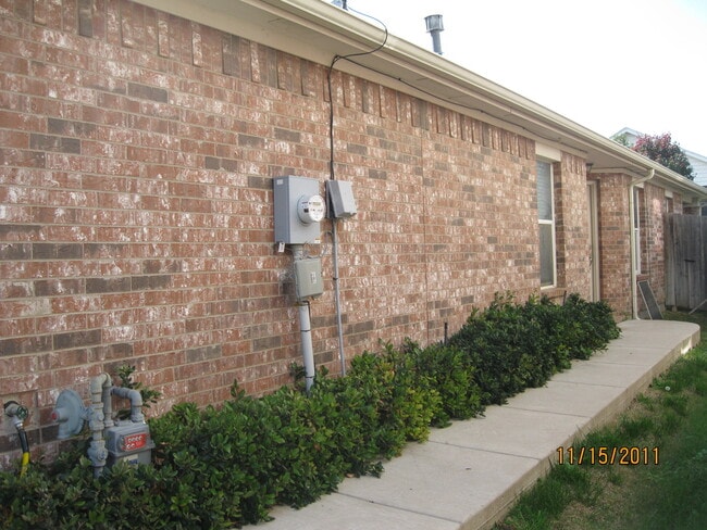 Building Photo - 4/2/2 EMISD