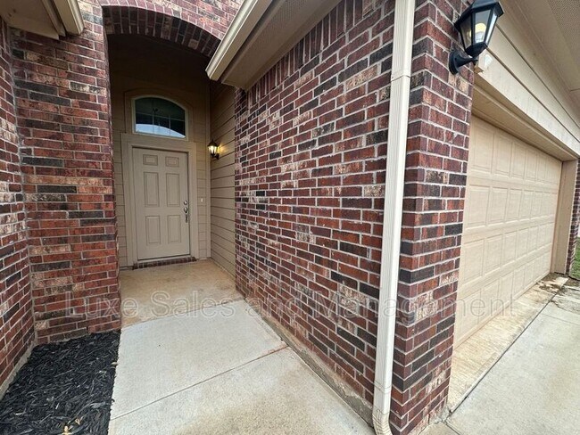 Building Photo - 13733 The Brook Blvd