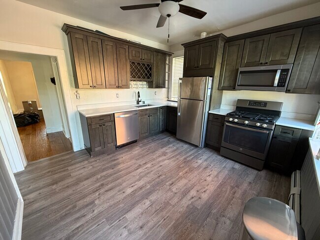 Cocina con habitación de invitados - 355 Millburn Ave