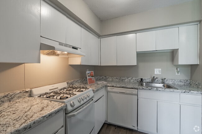Kitchen - Cherry Creek Apartments