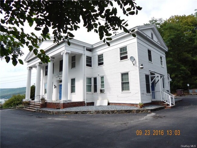 Building Photo - 636 Main St