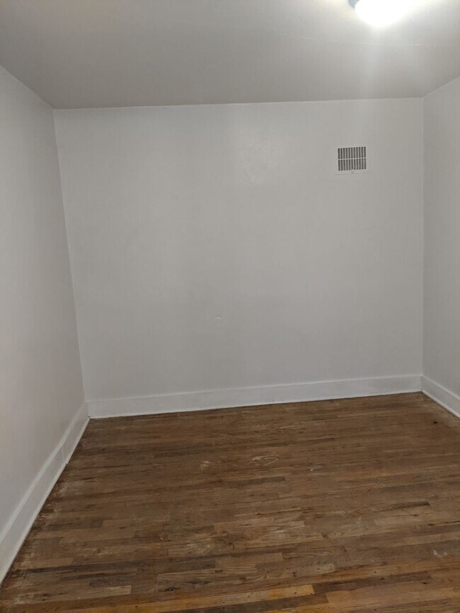 Foto del edificio - $1000 - 2 Bedroom 1 Bath Apartment - Less ...